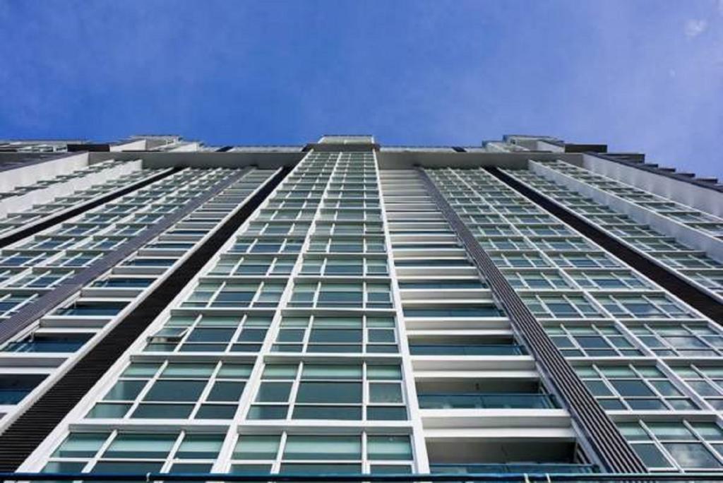 Experience The Coast - Hostahome Suites At Paragon Residence Near Downtown ジョホールバル エクステリア 写真
